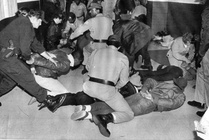 Körözött bűnözőket tartóztatnak le a Flagship művelet keretében 1985. december 15-én – Fotó: Bernie Boston / Los Angeles Times / Getty Images