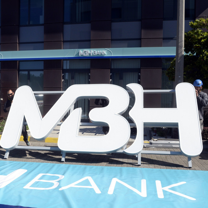 Márciusban még a Daciának örültek, júliusban luxusjachtot vettek Mészáros Lőrinc alá