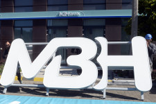Folytatódnak az áremelések, amik miatt megorrolt a bankokra és a telekomcégekre a jegybank