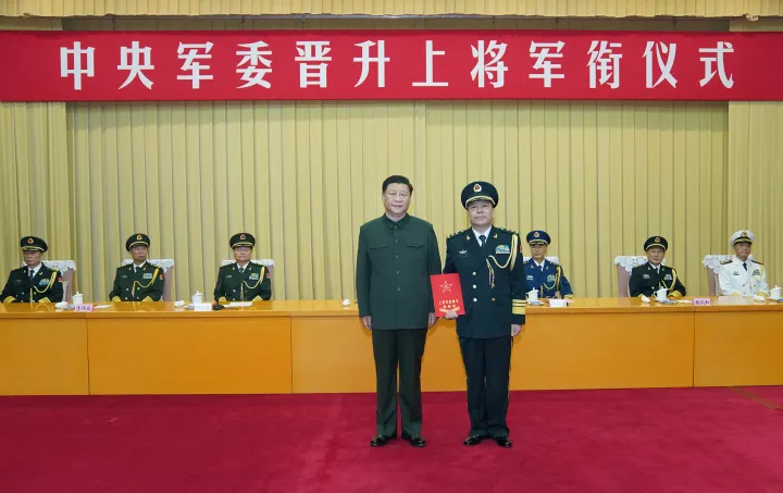 Hszi Csin-ping és Hszü Csong-bo, annak tábornoki előléptetésén, 2020. július 29-én – Fotó: Li Gang / Xinhua News Agency / AFP