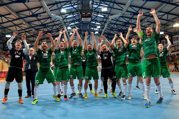 A nyolcadszor bajnok győri Rába ETO futsalcsapatának tagjai örülnek a berettyóújfalui Pálfi István rendezvénycsarnokban 2018. június 8-án. A futsal NB I.-döntőjének harmadik összecsapását, a Mezei-Vill FC Berettyóújfalu–Rába ETO-mérkőzést a győri csapat 4-0-ra megnyerte, és összesítésben 3-0-ra győzött a párharcban – Fotó: Czeglédi Zsolt / MTI