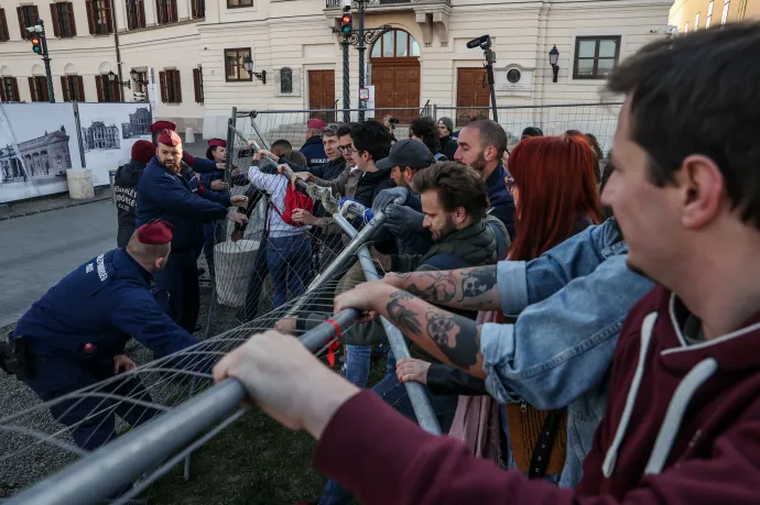 Rétvári elárulta: objektumvédelmi célokra állítottak kordont a Karmelita elé