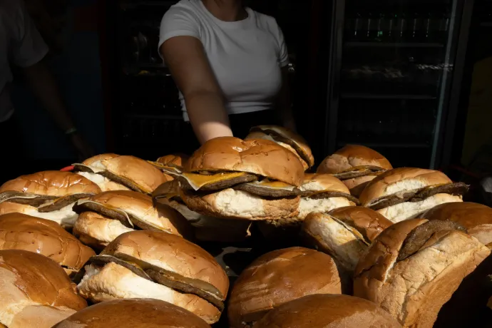 Szia, uram! Kilós burger kilencezerért, háromba dobva érdekel?