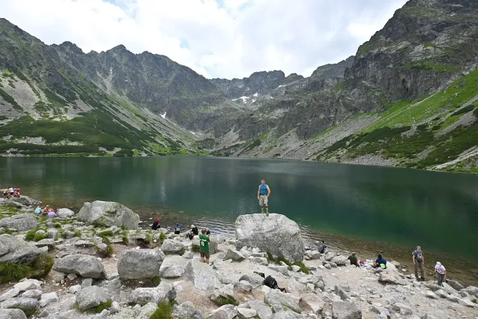 A Gąsienica-Fekete-tó, a lebombázott csúcs és Murowaniec menedékház – Fotó: Tenczer Gábor / Telex