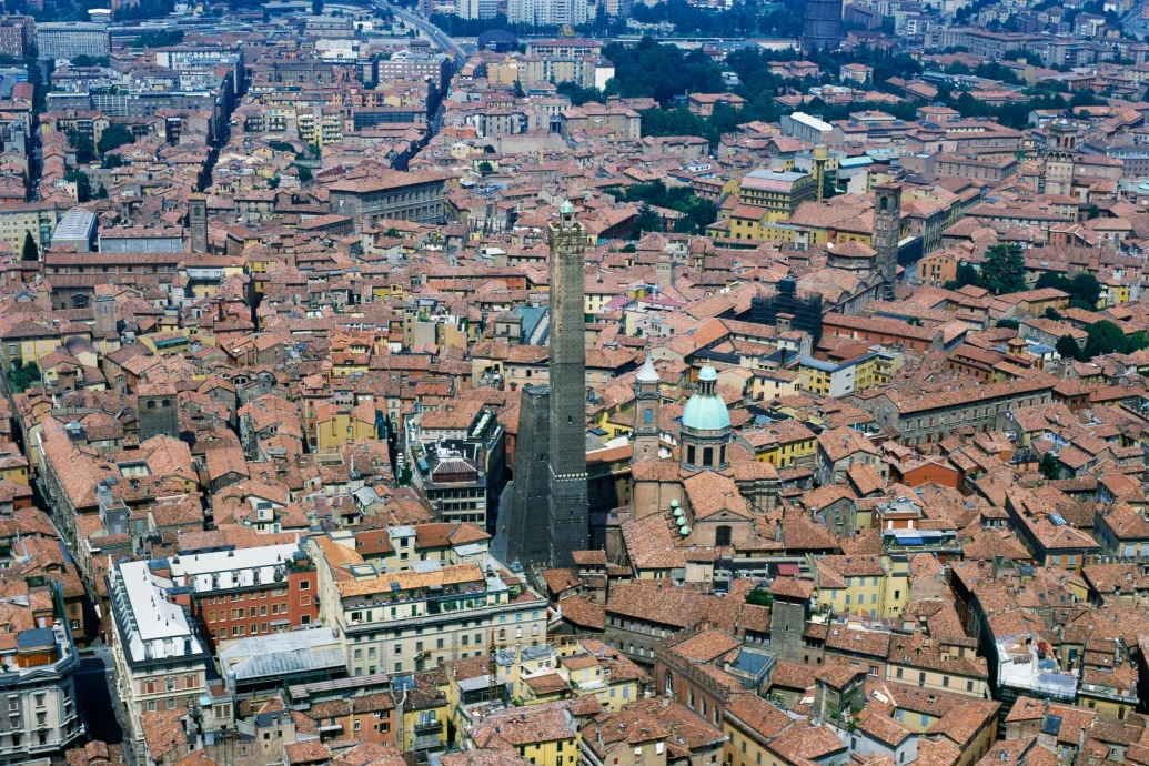 A középkori Bolognában felhúztak száz felhőkarcolót, máig nem tudni, minek