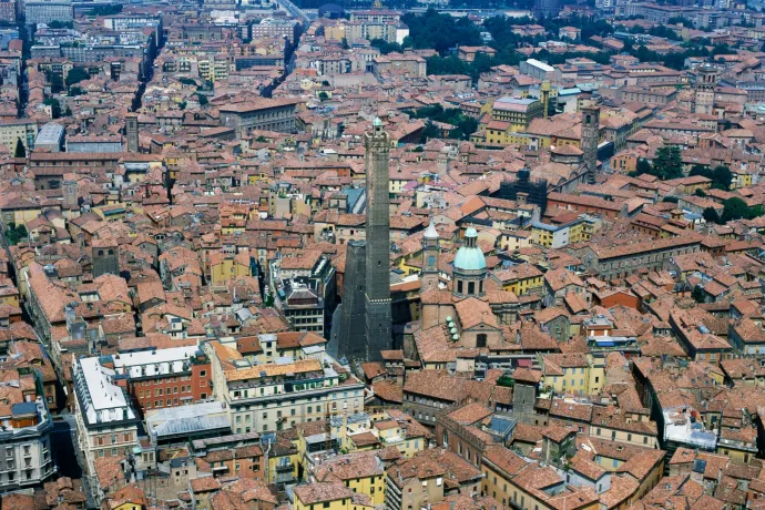 A középkori Bolognában felhúztak száz felhőkarcolót, máig nem tudni, minek