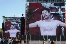 „A homofóbok buzik” feliratú pólóban lépett fel a Szigeten a Carson Coma énekese