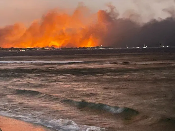 Lángok és füstfelhők Lahaina városa felett 2023. augusztus 9-én – Fotó: Erin Hawk / Handout / Reuters