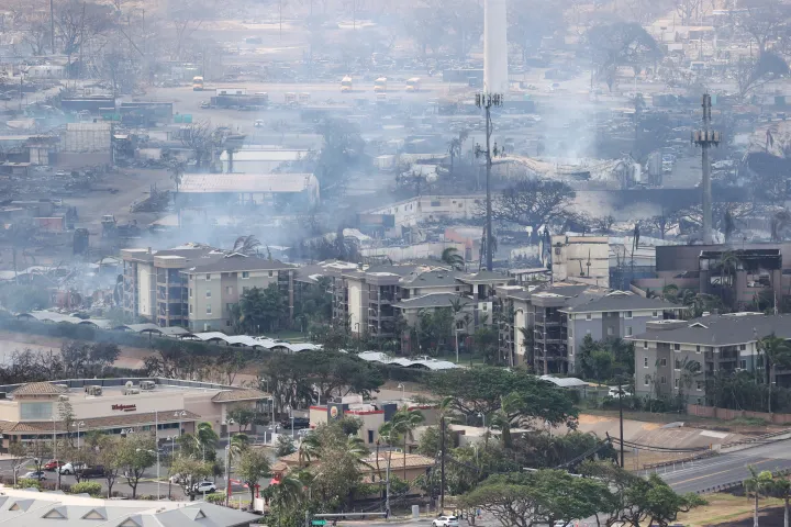 Lahaina látképe egy helikopterből 2023. augusztus 10-én. A lángokat eloltották, a füst azonban kitartott a város felett – Fotó: Marco Garcia / Reuters