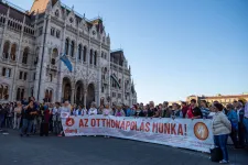 Hat százalékkal, mindössze 2700 forinttal emelik a tartósan beteg családtagjukat otthon ápolók díját januártól