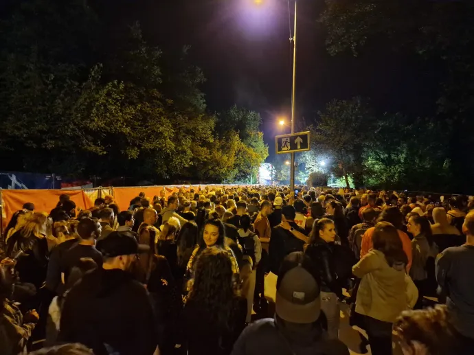 Várakozó tömeg péntek este a Szigeten – Fotó: Olvasónk / Telex.hu