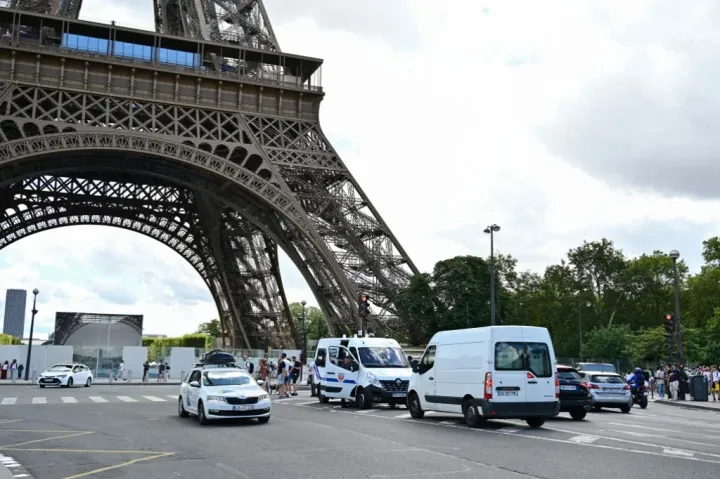 Bombariadó miatt kiürítették a párizsi Eiffel-tornyot