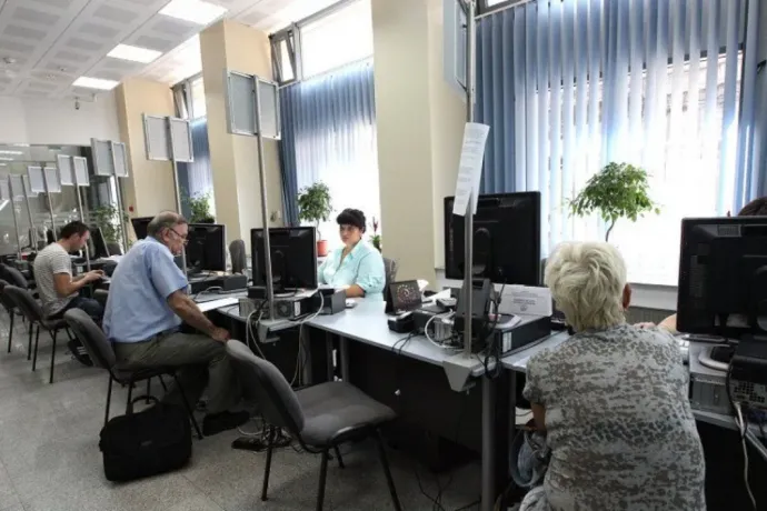 Minden megszorítás ellenére tovább nő a közalkalmazottak száma