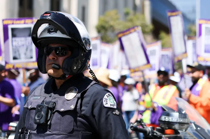Tüntetést biztosító rendőr Los Angelesben 2023. augusztus 8-án – Fotó: Mike Blake / Reuters