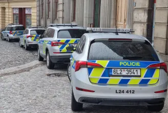 Hatvankét embert találtak összezsúfolva egy magyar kamionban Csehországban