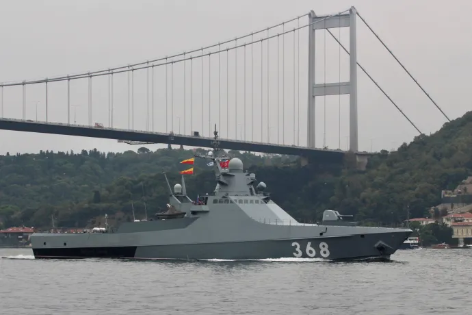 Az orosz haditengerészet Vaszilij Bikov járőrhajója a Boszporuszon hajózik a Földközi-tenger felé 2019. október 16-án – Fotó: Yoruk Isik / Reuters