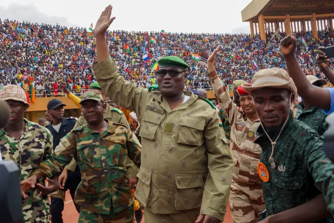 Mohamed Toumba, a nigeri katonai junta egyik vezetője a puccsot támogatók ünneplésén Niger fővárosában, Niameyben 2023. augusztus 6-án – Fotó: Balima Boureima / 2023 Anadolu Agency / AFP