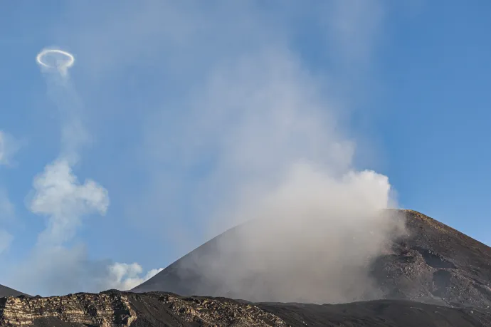 Tökéletes gőzgyűrűket eregetett az Etna, lezárták a cataniai repteret