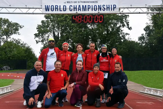 A magyar csapat a 48 órás ultramaratonfutó-világbajnokságon Gloucesterben – Fotó: Evary Run