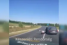 Videón, ahogy menet közben, az út közepén ugrik ki a kocsiból egy román embercsempész Szegednél