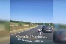 Videón, ahogy menet közben, az út közepén ugrik ki a kocsiból egy román embercsempész Szegednél