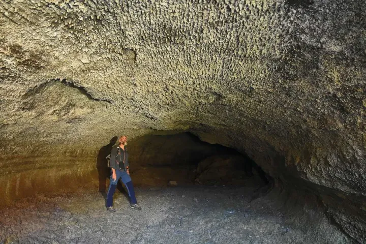 A Grotta dei Lamponi jellegzetes, ellipszis keresztmetszetű profilja, a mennyezetén kis méretű lávacseppkövekkel – Fotó: Telbisz Tamás / Földgömb