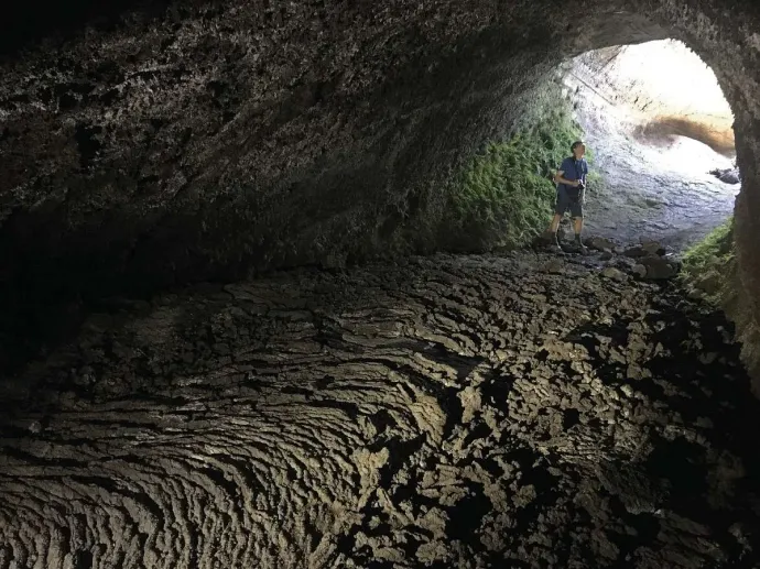 Fonatos lávafelszín a lávabarlang belsejében: a már kialakult alagútban is előfordulhat aktív lávafolyás – Fotó: Telbisz Tamás / Földgömb