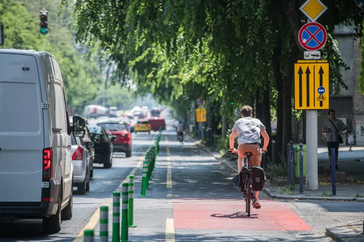 Új, leválasztott kerékpársáv az Üllői úton – Fotó: BKK