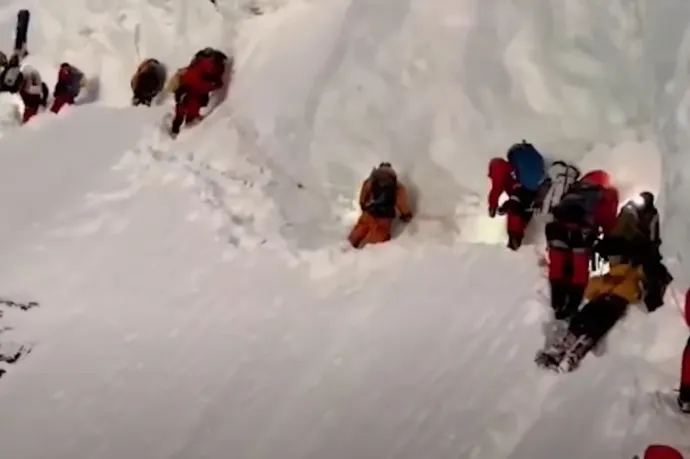 Továbbmentünk, és azt hittük, majd a többi serpa segít – így hagyták meghalni a K2-n megsérült serpát