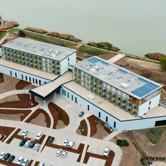 Megalapította első cégét, rögtön kapott 8 milliárd állami támogatást, most a kormánymédiában promózzák balatoni „topszállodáját”