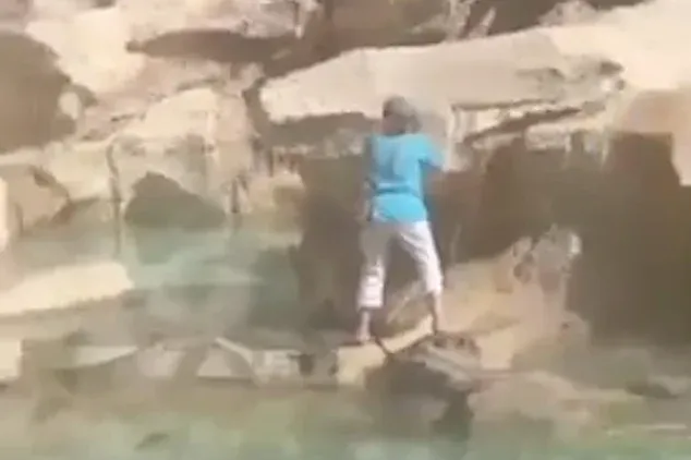 Bemászott egy szomjas turista a Trevi-kútba, hogy megtöltse a palackját