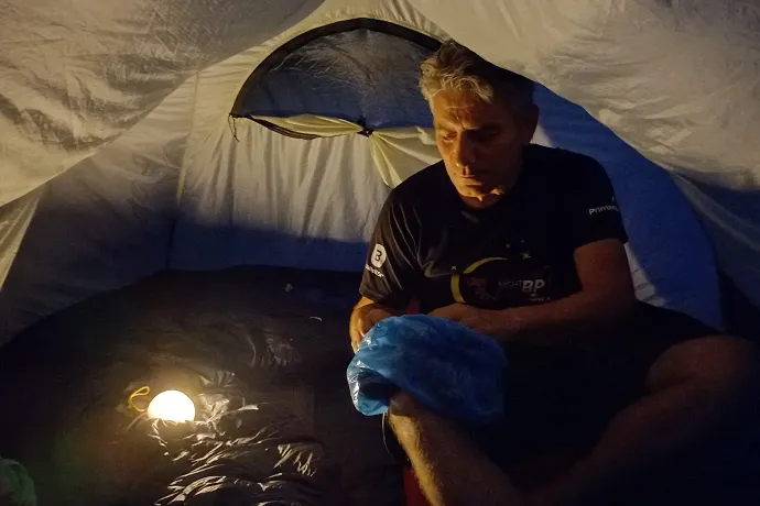 Rendezkedés este a sátorban, csórt napfény mellett – Fotó: Juhász Gabriella