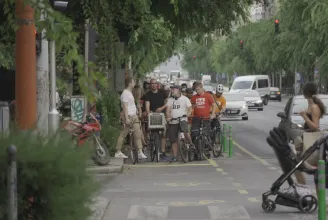 Örömtekeréssel ünnepelte a Kerékpárosklub az új, pollerekkel leválasztott biciklisávokat
