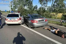 Rendőrség: Nem hibáztak a rendőrök, akik az M2-esen 200-zal menekülő autóst üldözték