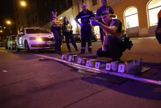Közbelépett a rendőrség, amikor a repedezett járdát festegették a kutyapártosok a Széll Kálmán térnél