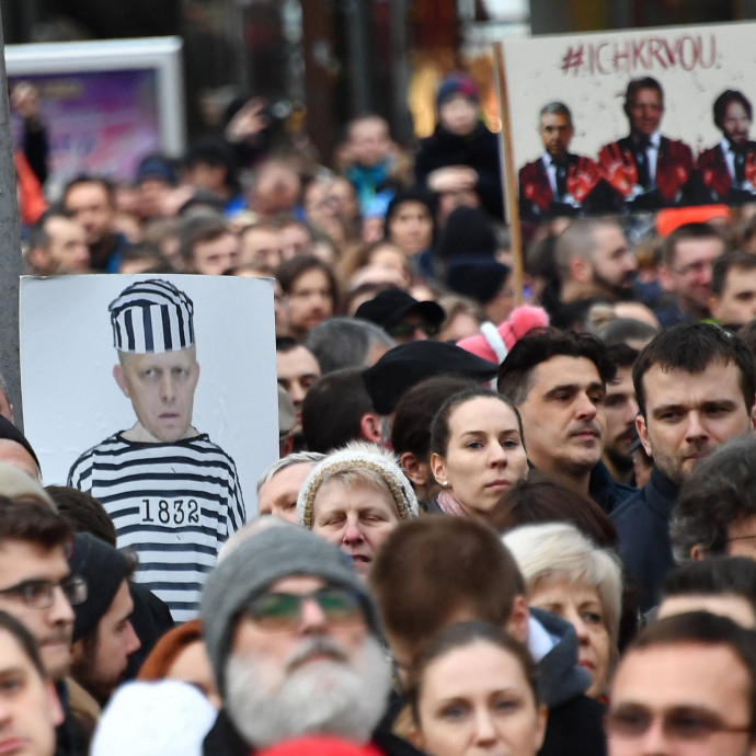 A magyar külügy a korrupcióval vádolt főrendőrök mellé állt, hogy az oroszbarát szövetségeseit segítse