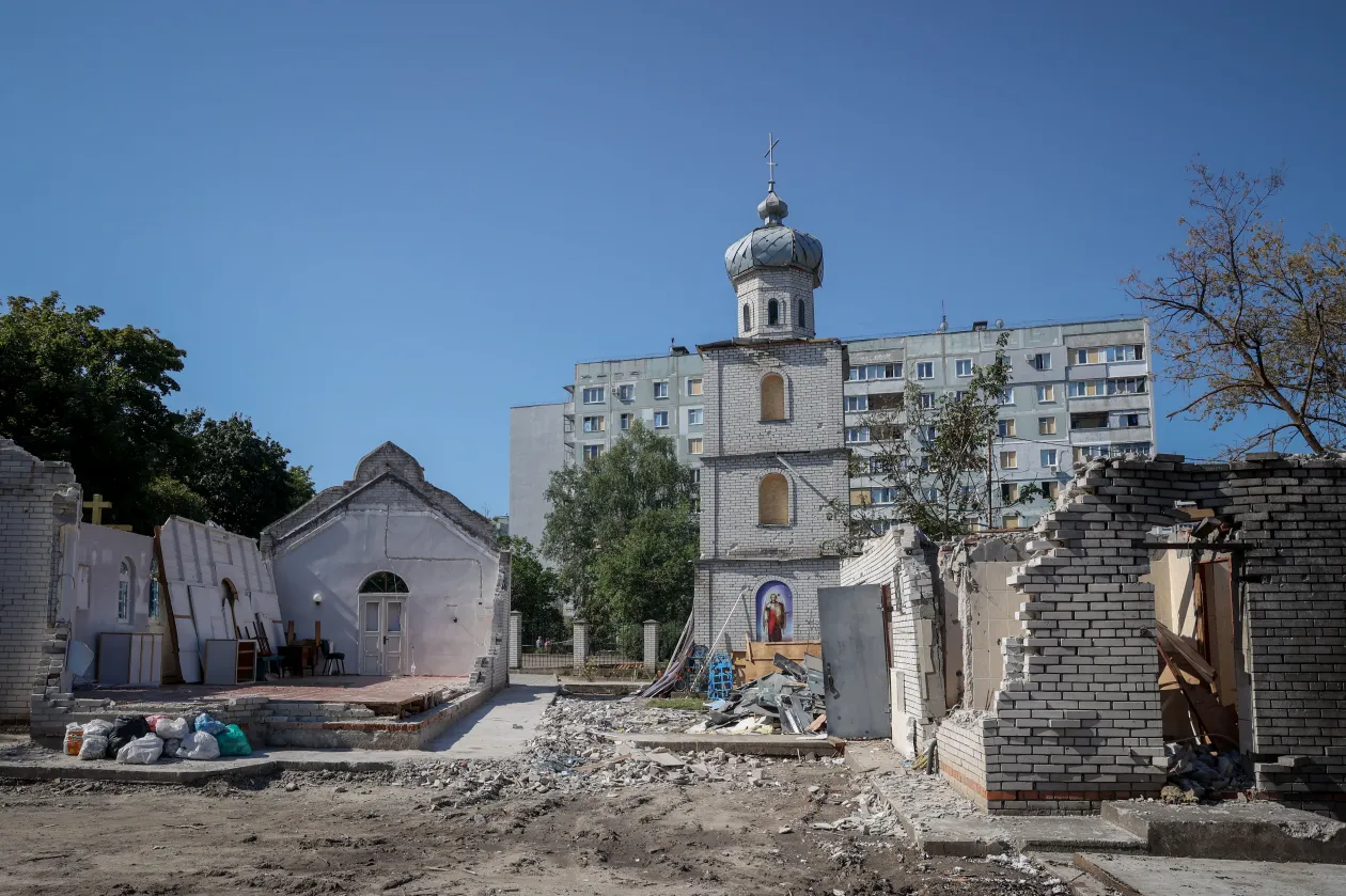 A játszótér és a templom romjai Zaporizzsjában, ahol az orosz rakétatámadás két utcazenész lány, Krisztina és Szvetlana életét vette el augusztus 9-én – Fotó: Huszti István: / Telex