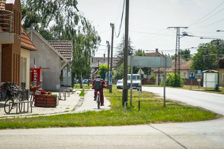 Hazafelé bicikliző munkás – Fotó: Simor Dániel / Telex