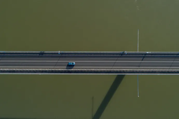 A Duna felett átívelő Szent László híd, az M9-es autóút része Bogyiszló közelében, 2019. december 1-jén – Fotó: Sóki Tamás / MTI