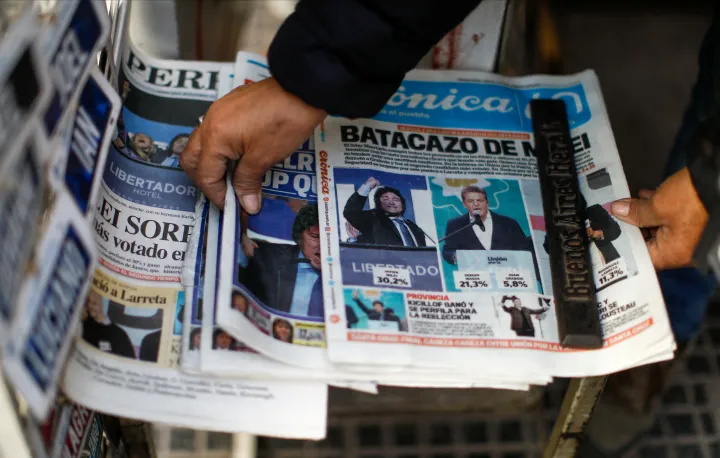 Reggeli lapok egy újságárusnál az argentin előválasztás másnapján – Fotó: Agustin Marcarian / File Photo / Reuters