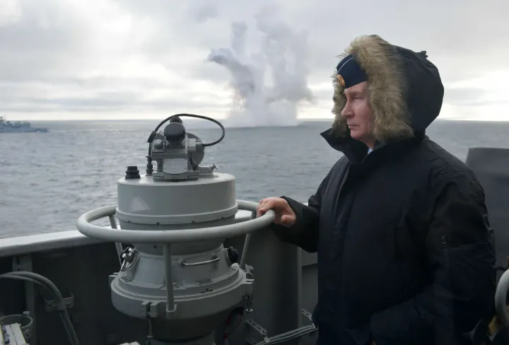Vlagyimir Putyin orosz elnök az Északi- és a Fekete-tengeri Flotta közös hadgyakorlatán a Fekete-tengeren, a Krím partjainál, 2020. január 9-én – Fotó: Alexey Druzhinin / Sputnik / AFP