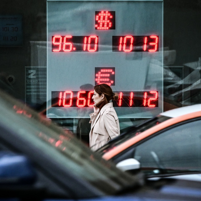 Putyinnak választania kell a háború folytatása és a népjóléti intézkedések között