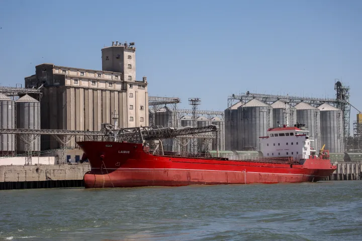Reni kikötője a még álló gabonasilókkal, ahonnan feltöltötték a Fekete-tengeren akkor még biztonságban közlekedő hajókat – Fotó: Szergij Karcsenko/NurPhoto