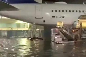 A frankfurti reptéren akkora víz állt, hogy ki sem tudtak szállni az utasok a gépből