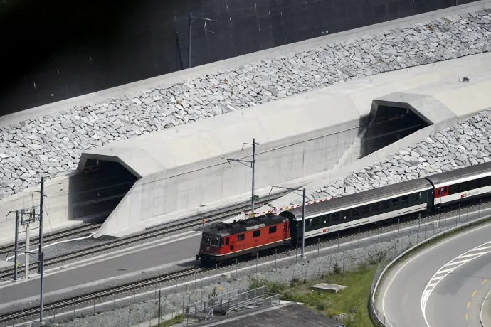 Egy vonat halad el a Gotthard-bázisalagút északi bejáratánál – Fotó: Fabrice Coffrini / AFP 