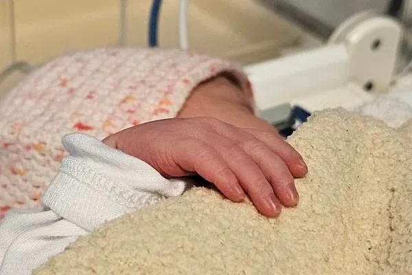 Egészséges csecsemőt tettek a Madarász utcai babamentő inkubátorba