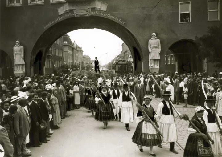 Aratók felvonulása Szegeden 1937-ben – Fotó: Fortepan / Új Nemzedék Napilap