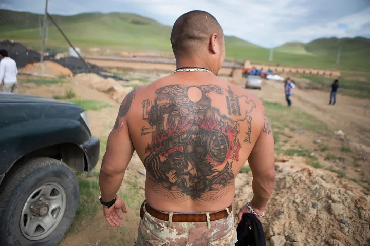 A Bosoo Khakh mogol nacionalista csoport egyik tagja Dzsingisz kán tetoválással a hátán pózol Ulánbátor külvárosában – Fotó: Taylor Weidman / Getty Images
