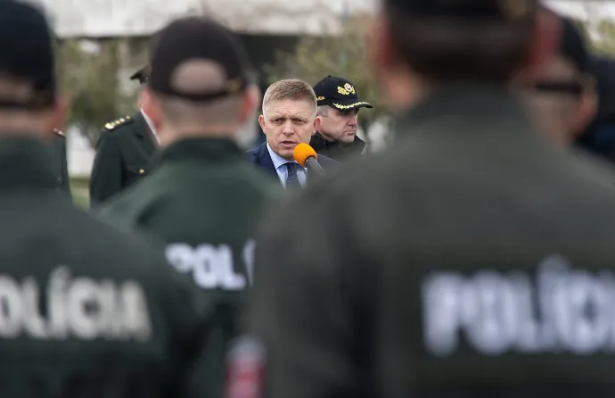 Robert Fico korábbi szlovák miniszterelnök a magyar-szerb határra küldött ötven szlovák rendőr előtt Pozsonyban 2015. október 20-án – Fotó: Krizsán Csaba / MTI