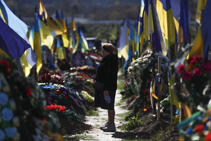 Hozzátartozója sírját látogatja egy nő a kelet-ukrajnai Harkiv nagyváros katonai temetőjében – Fotó: Atef Szafadi / MTI / EPA 